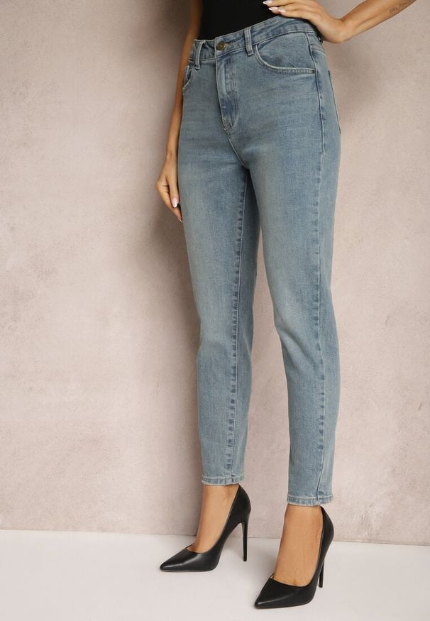 Renee - Jasnoniebieskie Bawełniane Jeansy High Waist Irillis. Okazja: na co dzień. Stan: podwyższony. Kolor: niebieski. Wzór: aplikacja. Styl: klasyczny, elegancki, wizytowy, casual