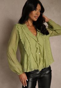 Renee - Zielona Koszulowa Bluzka z Dekoltem V i Falbankami Calomia. Okazja: do pracy, na spotkanie biznesowe. Typ kołnierza: kołnierz z falbankami. Kolor: zielony. Materiał: skóra, jeans. Styl: biznesowy #2