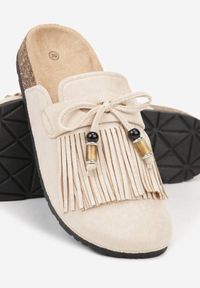 Born2be - Beżowe Klapki Mule z Imitacji Zamszu Zdobione Koralikami i Frędzlami Elwedena. Kolor: beżowy. Materiał: zamsz. Wzór: aplikacja. Styl: klasyczny, elegancki, boho #3