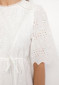 Born2be - Biała Bawełniana Ażurowa Sukienka Ozdobiona Paskiem Zelozi. Okazja: na co dzień. Kolor: biały. Materiał: bawełna. Wzór: ażurowy, aplikacja. Styl: casual, elegancki #4