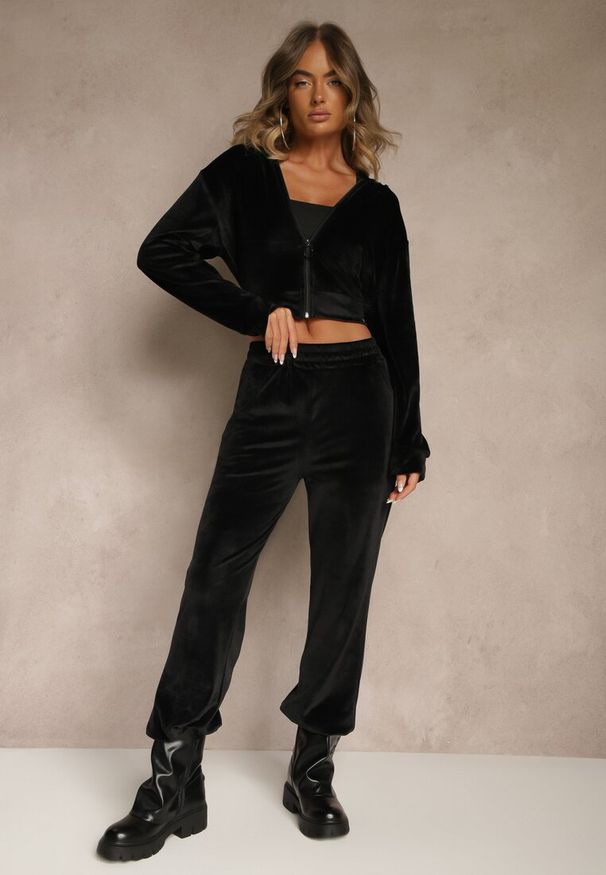 Renee - Czarny Welurowy Komplet Dresowy Bluza i Spodnie ze Zdobieniem z Cyrkonii Velea. Kolor: czarny. Materiał: welur, dresówka. Wzór: aplikacja. Sport: turystyka piesza