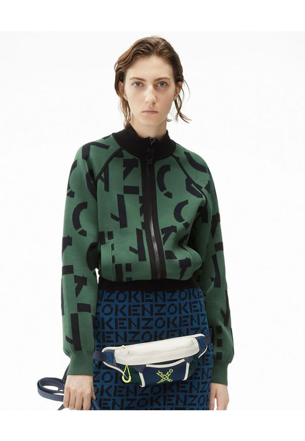 Kenzo - KENZO - Rozpinany sweter z monogramem. Kolor: zielony. Materiał: materiał, prążkowany. Długość rękawa: długi rękaw. Długość: długie. Wzór: aplikacja
