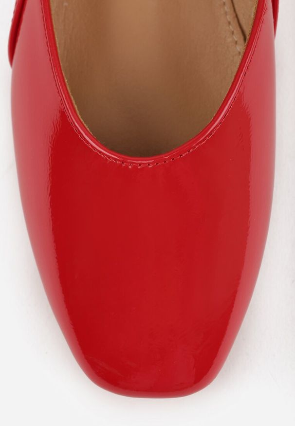 Renee - Czerwone Balerinki Mary Jane na Płaskiej Podeszwie z Paskami na Sprzączki Zinitia. Okazja: na co dzień. Zapięcie: pasek. Kolor: czerwony. Materiał: jeans. Obcas: na płaskiej podeszwie. Styl: elegancki, klasyczny, casual