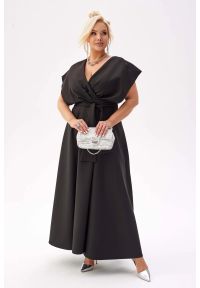 Moda Size Plus Iwanek - Elegancka czarna sukienka Flavia na wesele PLUS SIZE XXL. Okazja: na wesele, na ślub cywilny. Typ kołnierza: dekolt kopertowy. Kolekcja: plus size. Kolor: czarny. Materiał: tkanina, elastan, poliester. Typ sukienki: dla puszystych. Styl: elegancki