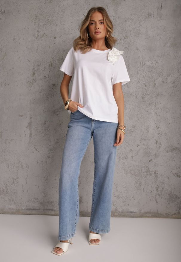 Renee - Biały Bawełniany T-shirt o Klasycznym Kroju z Kwiatowymi Aplikacjami 3D Morgane. Okazja: na co dzień. Kolor: biały. Materiał: bawełna. Wzór: kwiaty, aplikacja. Sezon: lato. Styl: klasyczny