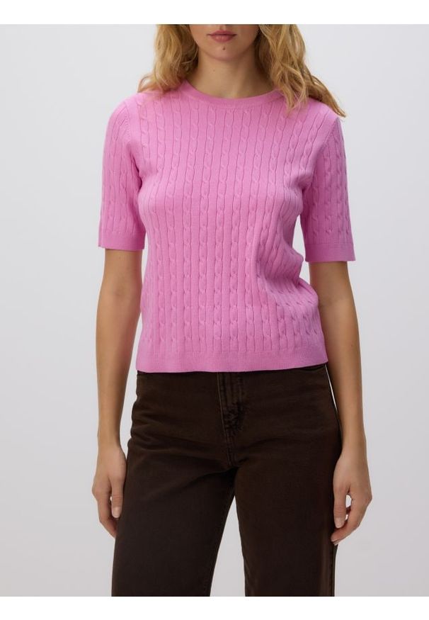 Reserved - Sweter z ozdobnym splotem - fioletowy. Kolor: fioletowy. Materiał: wiskoza, dzianina. Wzór: ze splotem. Styl: klasyczny