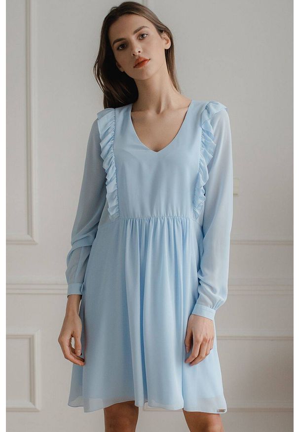 Lenitif - Swobodna szyfonowa sukienka z pionowymi falbanami niebieska. Typ kołnierza: dekolt w serek. Kolor: niebieski. Materiał: szyfon. Długość: midi