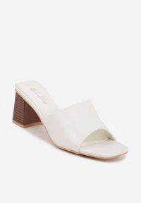 Renee - Białe Eleganckie Klapki na Słupku z Otwartym Noskiem Kwadratowym Hippeis. Okazja: na co dzień. Nosek buta: otwarty. Kolor: biały. Materiał: jeans. Obcas: na słupku. Styl: elegancki. Wysokość obcasa: średni #4