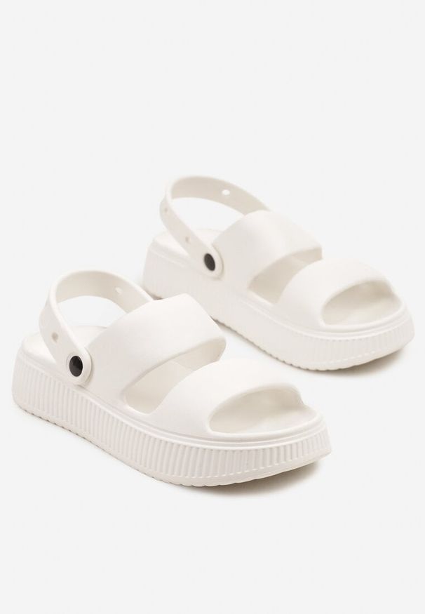 Born2be - Białe Klapki z Paskiem na Pięcie Ulianis. Okazja: na co dzień. Kolor: biały. Obcas: na obcasie. Styl: casual. Wysokość obcasa: średni