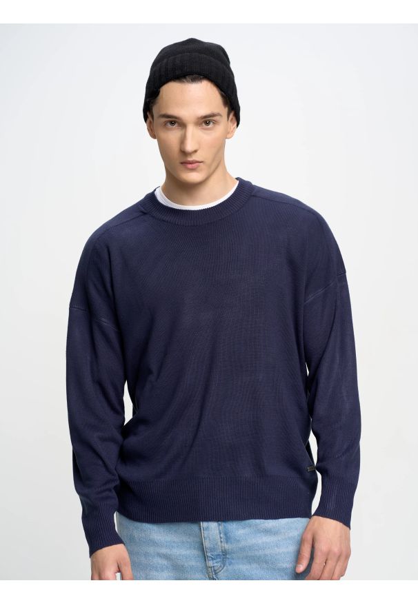 Big-Star - Sweter męski granatowy Stan 403. Okazja: na co dzień, na spotkanie biznesowe. Kolor: niebieski. Materiał: skóra, prążkowany. Wzór: aplikacja, ze splotem. Styl: casual, elegancki, biznesowy