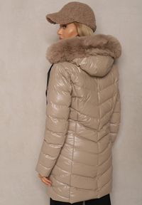 Renee - Beżowa Kurtka Pikowana o Długim Kroju Ozdobiona Sznurkami i Odpinanym Futerkiem Lorrina. Okazja: na co dzień. Kolor: beżowy. Materiał: futro. Długość: długie. Wzór: aplikacja. Styl: casual #2