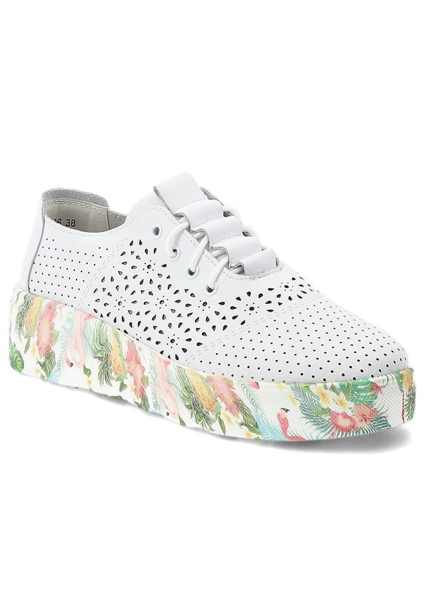 Półbuty damskie Artiker, cholewka ze skóry naturalnej perforowana konstrukcja z klasycznym sznurowaniem podwyższona podeszwa o dekoracyjnej strukturz. Okazja: na co dzień. Zapięcie: sznurówki. Kolor: biały. Materiał: skóra. Szerokość cholewki: normalna. Wzór: kwiaty, ażurowy. Sezon: lato. Sport: turystyka piesza