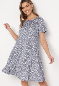 Born2be - Granatowa Sukienka w Drobne Kwiatki z Krótkim Rękawem z Wiskozy Cilarnid. Kolor: niebieski. Materiał: wiskoza. Długość rękawa: krótki rękaw. Wzór: kwiaty #1