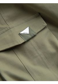 Ombre Clothing - Męskie spodnie cargo STRAIGHT LEG z trójkątnym pinem na kieszeni – oliwkowe V2. Okazja: na co dzień. Kolor: oliwkowy. Materiał: bawełna, elastan, materiał. Wzór: gładki. Styl: casual, elegancki #11