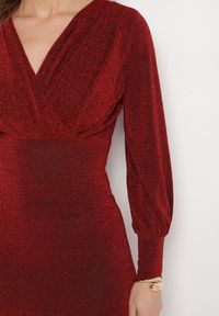 Born2be - Czerwona Dopasowana Sukienka z Kopertowym Dekoltem i Bufiastymi Rękawami Ulonissa. Kolor: czerwony. Materiał: tkanina. Typ sukienki: kopertowe. Styl: klasyczny #6