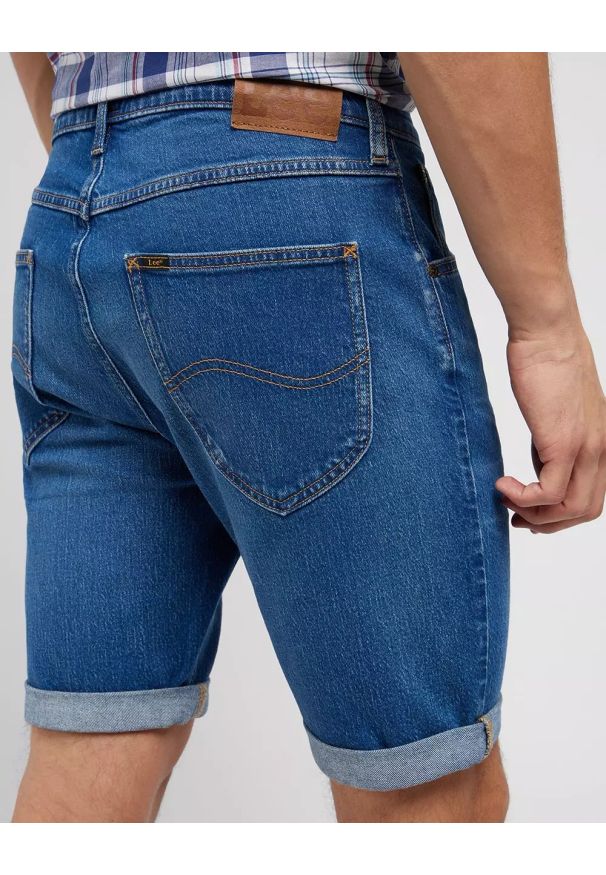 Wrangler - LEE 5 POCKET SHORT MĘSKIE SZORTY KRÓTKIE SPODNIE JEANSOWE WARM 112349234 L73M016079. Okazja: na co dzień, na spacer. Materiał: jeans. Długość: krótkie. Wzór: nadruk, jednolity. Sezon: lato. Styl: klasyczny, elegancki, casual