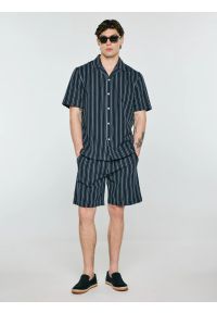 Big-Star - Szorty męskie z domieszką lnu granatowe Gofrisz 403. Okazja: na co dzień, na spacer. Kolor: niebieski. Materiał: len. Wzór: prążki. Sezon: lato. Styl: elegancki, klasyczny, wakacyjny, casual #3