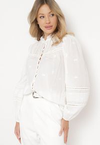 Born2be - Biała Bawełniana Koszula z Falbanką przy Szyi Ozdobiona Haftami i Ażurową Taśmą Rionna. Kolor: biały. Materiał: bawełna. Wzór: haft, aplikacja, ażurowy