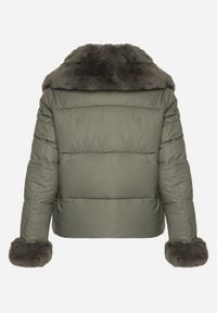 Born2be - Zielona Pikowana Kurtka z Szerokim Kołnierzem z Futerkiem Galerra. Okazja: na co dzień, na spacer. Kolor: zielony. Materiał: futro. Sezon: zima. Styl: casual, elegancki #4