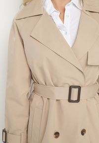 Born2be - Beżowy Płaszcz w Stylu Trencza Ozdobiony Paskiem z Klamrą Ninellira. Kolor: beżowy. Materiał: jeans. Długość rękawa: długi rękaw. Długość: długie. Wzór: aplikacja. Styl: klasyczny, elegancki #3