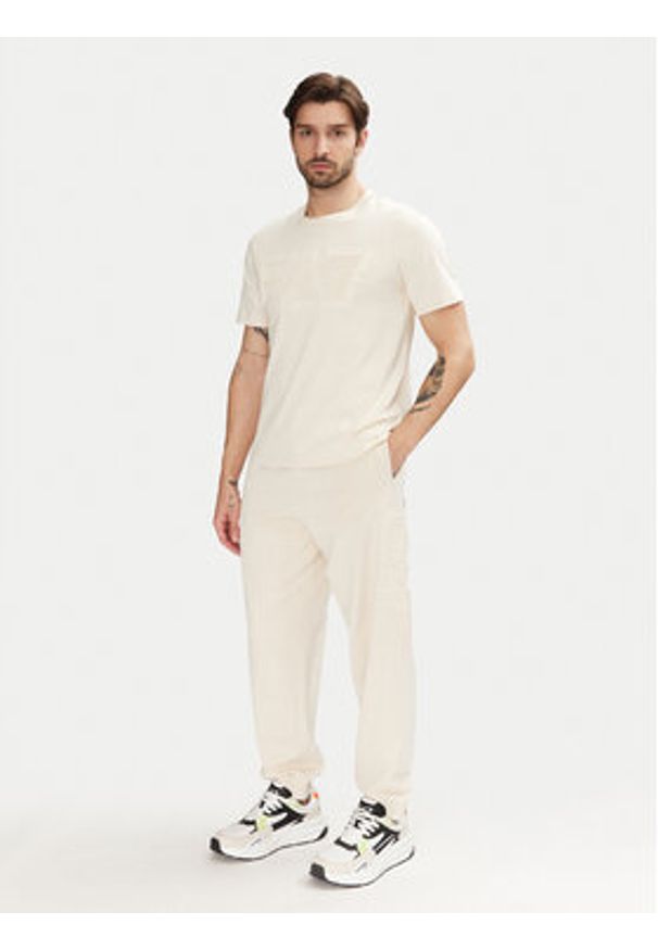 EA7 Emporio Armani T-Shirt 7M000149 AF14772 U1079 Écru Regular Fit. Materiał: bawełna