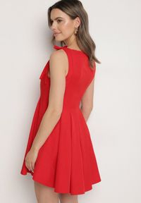 Born2be - Czerwona Rozkloszowana Sukienka z Ozdobnymi Guzikami i Kokardkami Zolzeki. Typ kołnierza: kokarda. Kolor: czerwony. Materiał: tkanina. Sezon: lato. Styl: klasyczny #6
