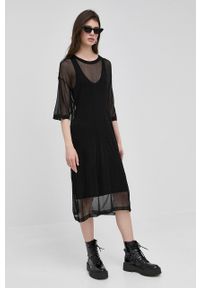 Silvian Heach sukienka kolor czarny mini oversize. Kolor: czarny. Materiał: materiał, dzianina. Długość rękawa: krótki rękaw. Typ sukienki: oversize. Długość: mini