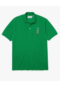 Lacoste - LACOSTE - Zielona koszulka polo z logo Regular Fit. Typ kołnierza: polo. Kolor: zielony. Materiał: bawełna. Wzór: haft, prążki. Styl: sportowy #1