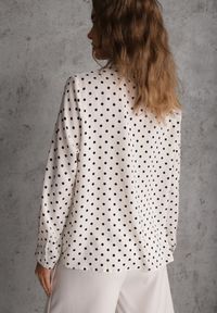 Renee - Biała Falbaniasta Koszula z Wiskozy w Kropki ze Stójką Aegista. Typ kołnierza: kołnierzyk stójkowy. Kolor: biały. Materiał: wiskoza. Wzór: kropki #5