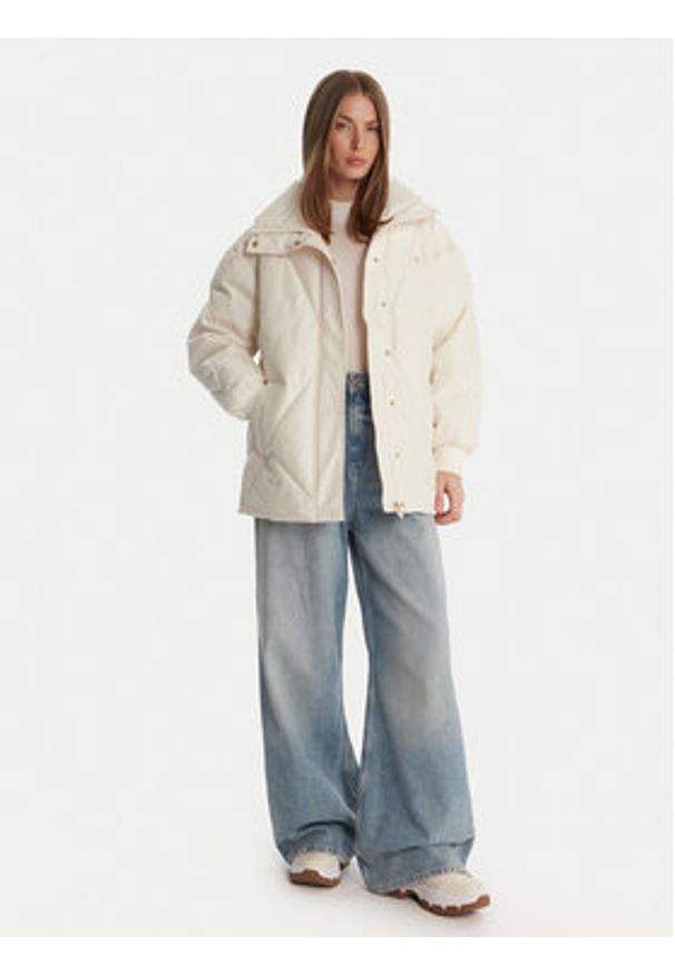 Guess Kurtka zimowa V5BL13 WHHZ2 Écru Regular Fit. Materiał: syntetyk. Sezon: zima