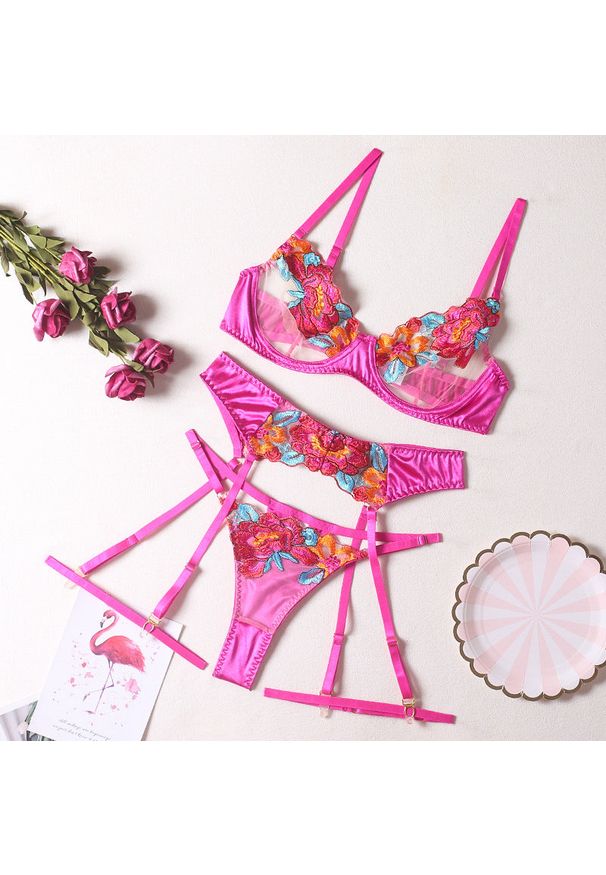 Intica - Haftowana bielizna zestaw z eleganckimi detalami Frea. Kolor: różowy. Materiał: tkanina, materiał. Wzór: haft