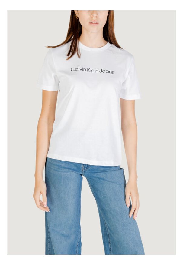 Calvin Klein Jeans T-Shirt A- INST. LOGO CLASSI Biały Casual Fit. Okazja: na co dzień. Kolor: biały. Materiał: syntetyk. Styl: casual