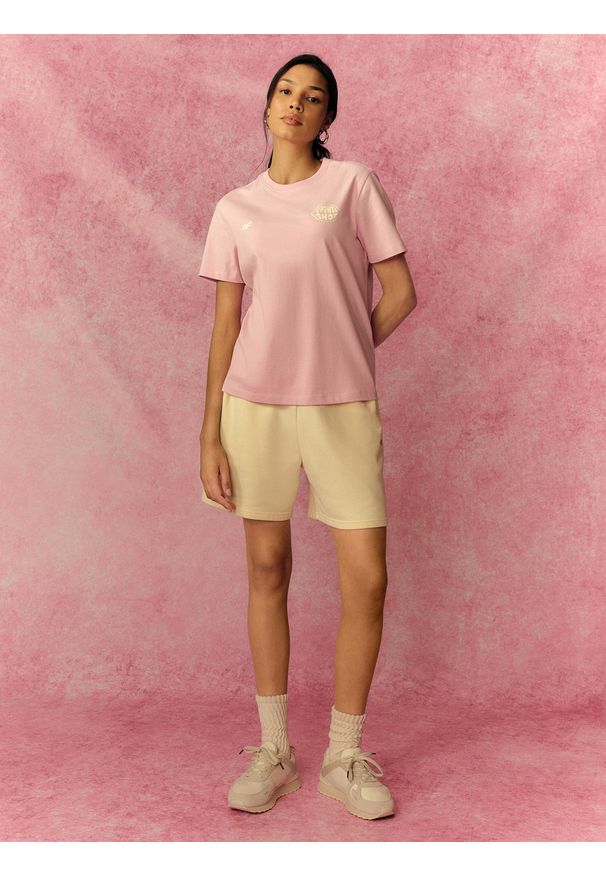 4f - 4F T-shirt relaxed z nadrukiem damski - różowy L. Okazja: na co dzień. Kolor: różowy. Materiał: materiał, bawełna, skóra, dzianina. Wzór: nadruk. Styl: casual