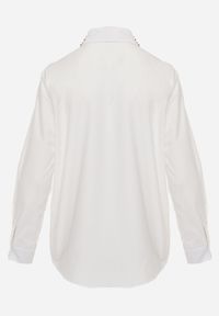 Renee - Biała Koszula z Kołnierzykiem i Kieszeniami Ozdobionymi Cyrkoniami Leridna. Okazja: na spotkanie biznesowe, na co dzień. Kolor: biały. Wzór: aplikacja. Styl: biznesowy, casual #6