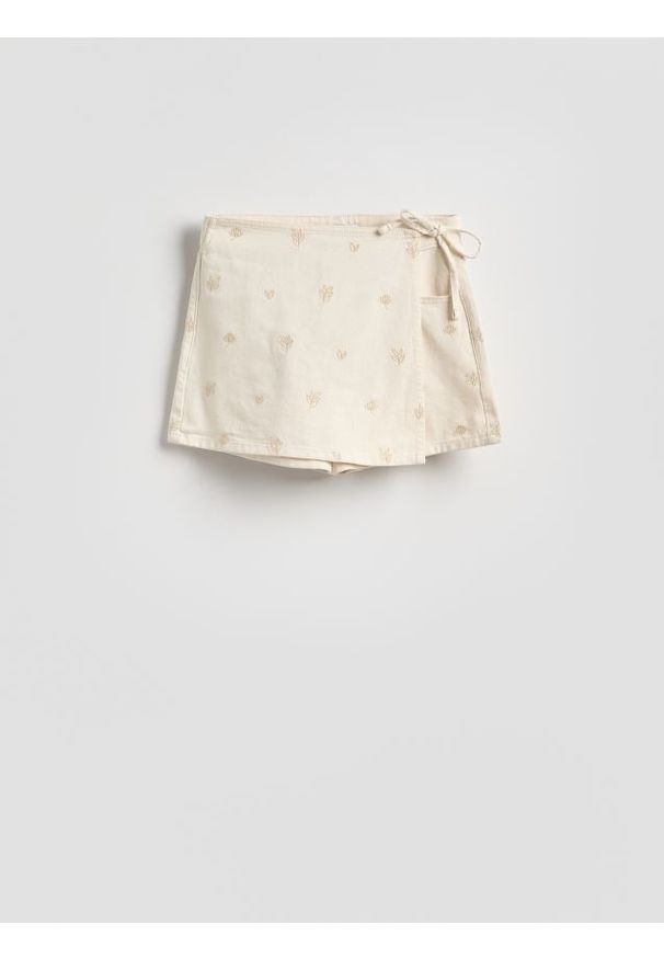 Reserved - Spódnico-szorty z haftem - złamana biel. Materiał: tkanina, bawełna. Wzór: haft