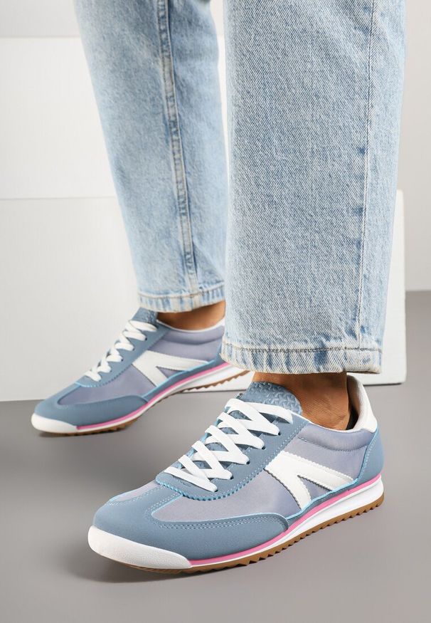 Renee - Niebieskie Sneakersy Ozdobione Geometrycznym Motywem Clevandra. Okazja: na co dzień. Kolor: niebieski. Materiał: jeans. Szerokość cholewki: normalna. Wzór: aplikacja, geometria