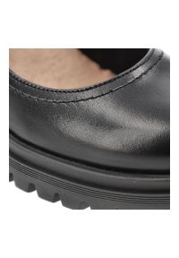 Półbuty damskie Armodo, na klocku ze skóry licowej z okrągłym noskiem i wsuwane, czarne, 20194-S. Okazja: na co dzień, do pracy. Nosek buta: okrągły. Zapięcie: bez zapięcia. Kolor: czarny. Materiał: skóra. Obcas: na obcasie. Styl: casual, klasyczny. Wysokość obcasa: średni #3