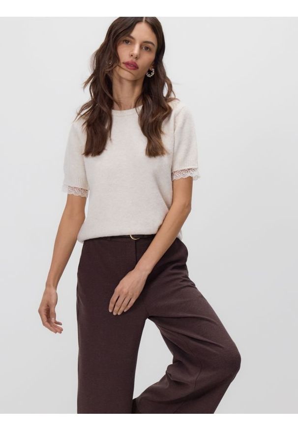 Reserved - Sweter z krótkim rękawem - beżowy. Kolor: beżowy. Materiał: dzianina, wełna. Długość rękawa: krótki rękaw. Długość: krótkie