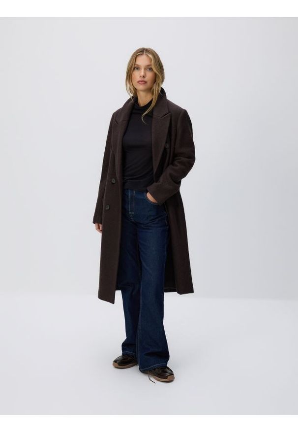Reserved - Dwurzędowy płaszcz z wełną - mahoniowy. Kolor: brązowy. Materiał: wełna