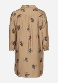 Born2be - Ciemnobeżowa Koszulowa Sukienka z Guzikami i Regulowanymi Rękawami Xatella. Kolekcja: plus size. Kolor: beżowy. Wzór: kwiaty. Typ sukienki: koszulowe #3