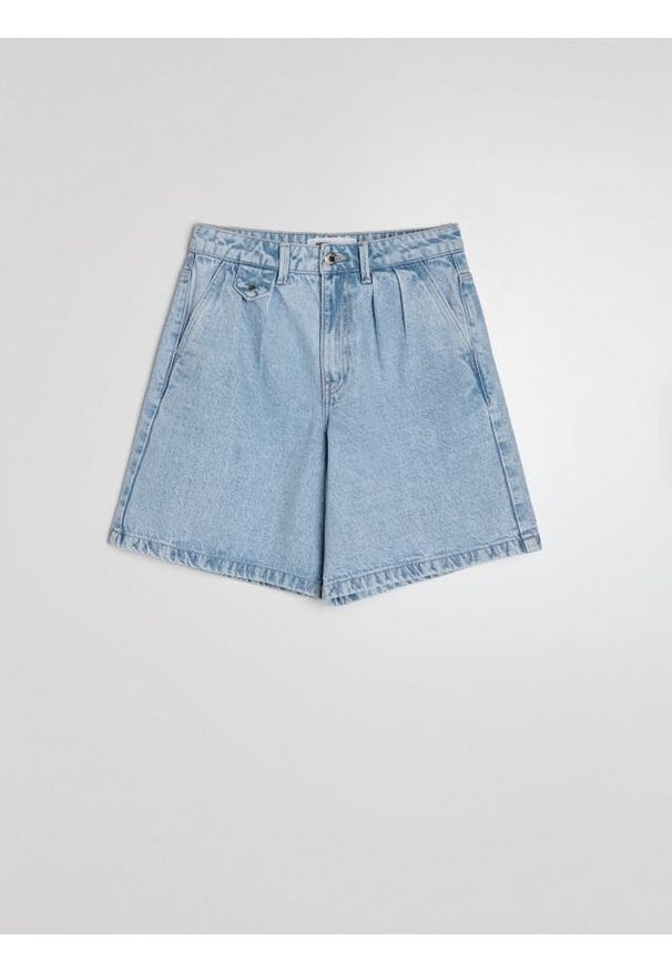 Sinsay - Szorty jeansowe bermudy high waist z zakładkami - niebieski. Stan: podwyższony. Kolor: niebieski. Materiał: jeans