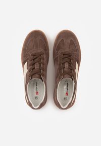 Born2be - Ciemnobrązowe Zamszowe Sneakersy w Stylu Klasycznych Tenisówek ze Skórzaną Wkładką Riosera. Okazja: na co dzień. Kolor: brązowy. Materiał: zamsz, skóra #9