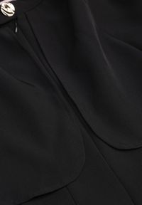 Born2be - Czarna Elegancka Sukienka Rozkloszowana z Narzutką Imitującą Pelerynkę Faneno. Okazja: na randkę. Kolor: czarny. Typ sukienki: proste, rozkloszowane. Styl: elegancki #5