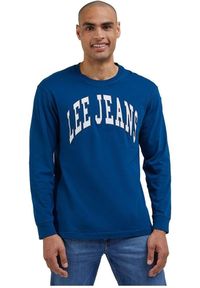 Lee - LEE LS VARSITY TEE MĘSKA KOSZULKA Z DŁUGIM RĘKAWEM LONGSLEEVE LOGO NADRUK ROYAL TEAL LL87FEA68. Długość rękawa: długi rękaw. Długość: długie. Wzór: nadruk