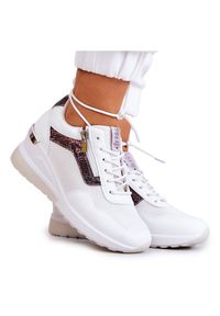 Damskie Sneakersy Na Koturnie Cross Jeans JJ2R4028C Białe. Kolor: biały. Materiał: materiał, tworzywo sztuczne, skóra ekologiczna. Szerokość cholewki: normalna. Wzór: aplikacja. Obcas: na koturnie