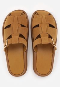 Renee - Brązowe Klapki z Zakrytym Noskiem i Ozdobnymi Paskami z Klamerką Themine. Kolor: brązowy. Materiał: nubuk, koronka. Sezon: lato #3