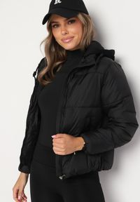 Born2be - Czarna Pikowana Kurtka z Kapturem Mivuna. Okazja: na co dzień. Typ kołnierza: kaptur. Kolor: czarny. Materiał: jeans. Długość: krótkie. Styl: casual #1