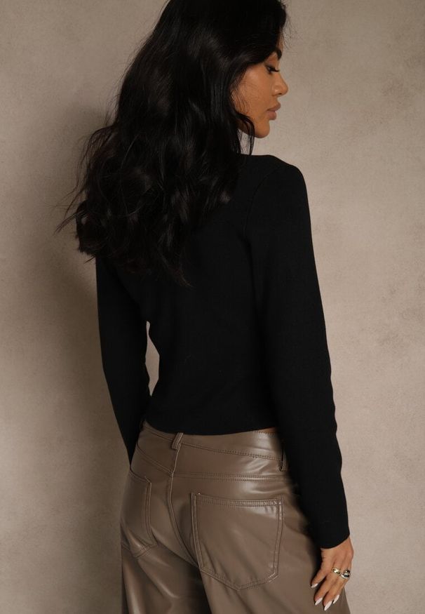 Renee - Czarny Sweter z Wiskozą i Ozdobnymi Guzikami Zetisse. Okazja: na co dzień. Kolor: czarny. Materiał: wiskoza. Styl: casual