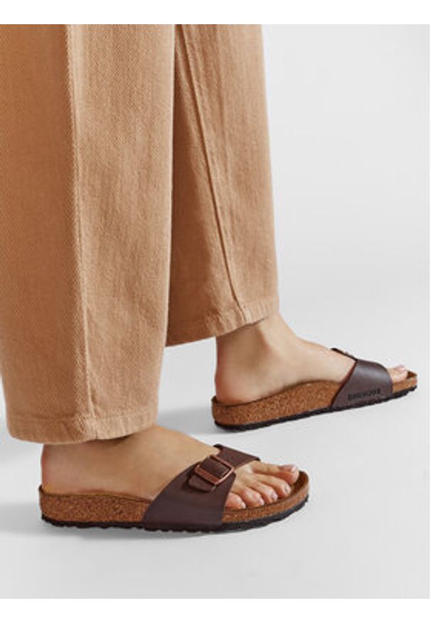Birkenstock Klapki Madrid Bs 0040393 Brązowy. Kolor: brązowy. Materiał: skóra