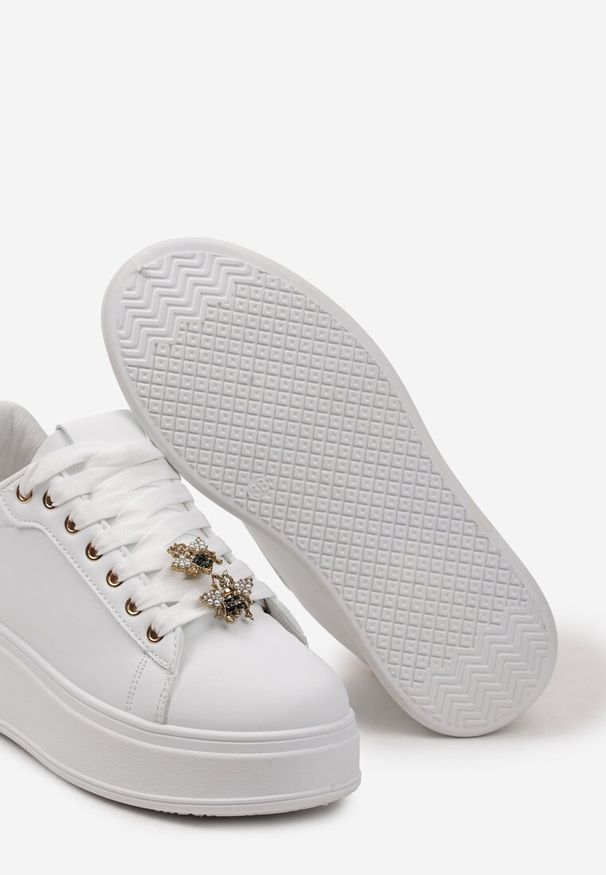 Renee - Białe Sneakersy na Platformie z Zawieszkami Ozdobionymi Cyrkoniami i Perłami Ellaina. Okazja: na co dzień. Nosek buta: okrągły. Kolor: biały. Materiał: jeans. Wzór: aplikacja. Obcas: na platformie. Sport: turystyka piesza